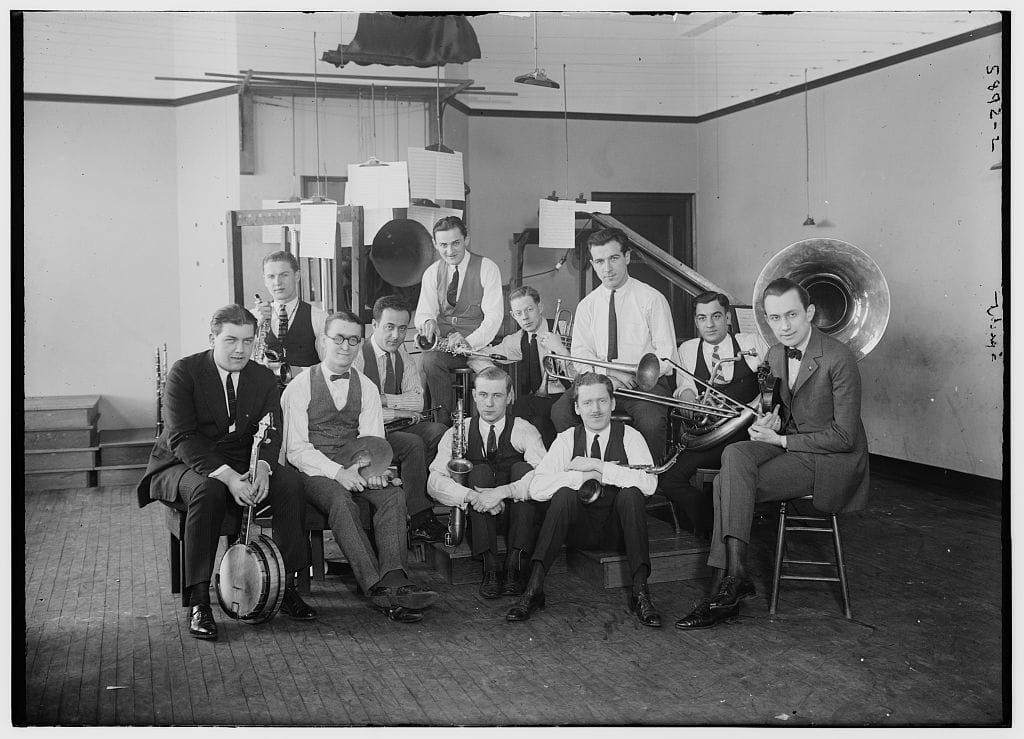 1920-ųjų orkestras su būgnininku ir lėkšte