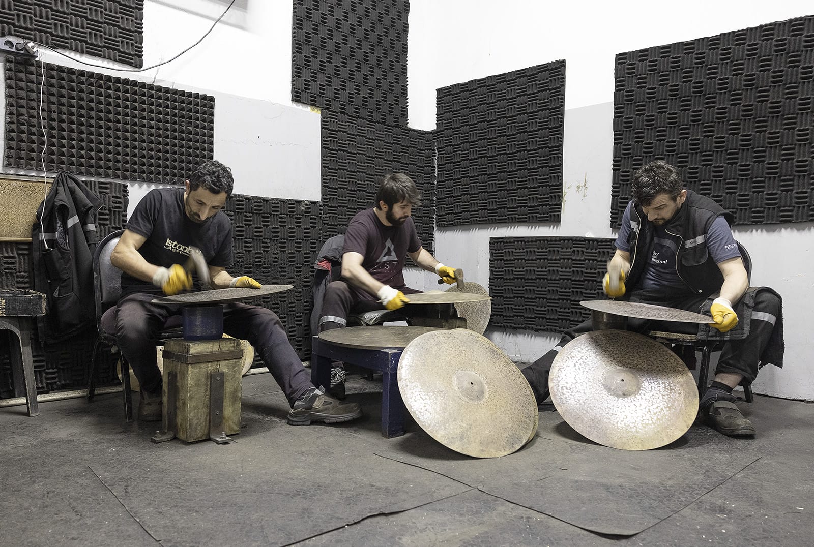 Istanbul Agop meistrai rankomis kala lėkštes