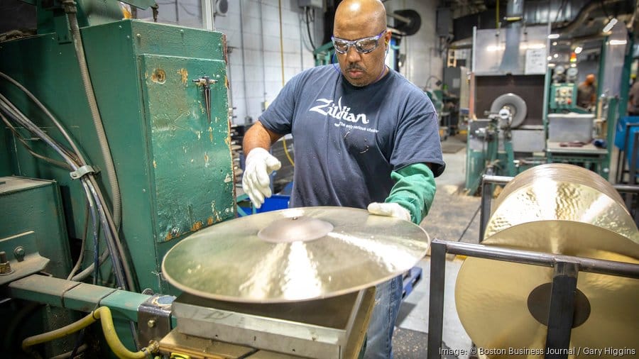 Zildjian gamyklos darbuotojas tikrina lėkštę