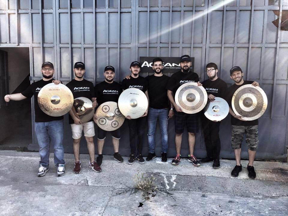 Agean Cymbals meistrai prie dirbtuvės Stambule